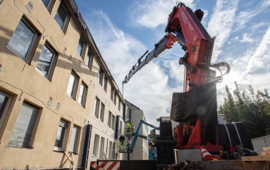 Vorher – Nachher: Mit Hilfe industriell vorgefertigter Fassadenelemente können Bestandsgebäude effizient thermisch saniert werden.