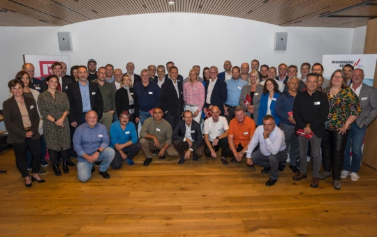 Über 1 000 Jahre Rhomberg: Die Jubilare des Bregenzer Bau- und Bahntechnikunternehmens feierten traditionell im Hotel Schwärzler. Foto: Mike Siblik Über 1 000 Jahre Rhomberg: Die Jubilare des Bregenzer Bau- und Bahntechnikunternehmens feierten traditionell im Hotel Schwärzler. Foto: Mike Siblik