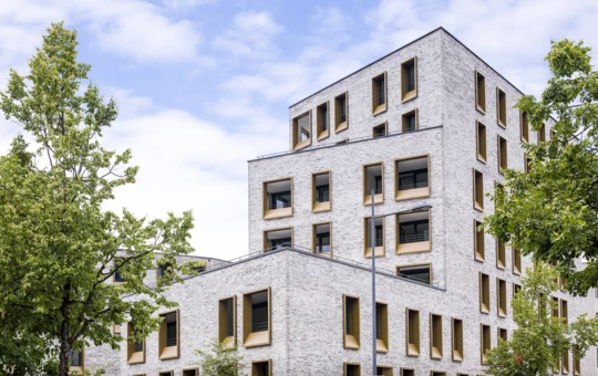 Hingucker: Die neue Wohnanlage von Rhomberg Bau in der Dornbirner Kreuzgasse besticht vor allem durch die ungewöhnliche Formgebung und die hochwertige Klinkerfassade. Bildnachweis: CRwalser