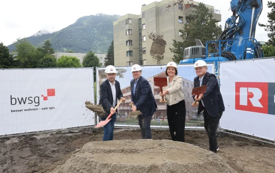 Feierten gemeinsam den „Premieren-Spatenstich“ (v. l. n. r.) von BWSG und Rhomberg Bau: Ortsvorsteher Daniel Peter, MSc, Daniel Leitinger, Geschäftsführer Rhomberg Bau, zweite Landtagsvizepräsidentin Dr. Monika Vonier sowie BWSG-Prokurist Dr. Felix Müller. Bildquelle: Arno Meusburger