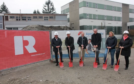 Sorgen gemeinsam für neuen Wohnraum in Lustenau: Ing. Wilhelm Muzyczyn, Geschäftsführer der Alpenländischen Heimstätte, Bürgermeister Kurt Fischer, Christian Jauk von Rhomberg Bau, die Architekten Reinhard und Eveline Drexel sowie Alexandra Schalegg von der Alpenländischen (v. l. n. r.). Sorgen gemeinsam für neuen Wohnraum in Lustenau: Ing. Wilhelm Muzyczyn, Geschäftsführer der Alpenländischen Heimstätte, Bürgermeister Kurt Fischer, Christian Jauk von Rhomberg Bau, die Architekten Reinhard und Eveline Drexel sowie Alexandra Schalegg von der Alpenländischen (v. l. n. r.).