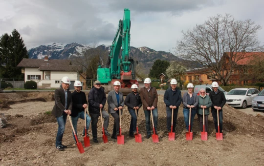 Die Verantwortlichen von Bauherr Wohnbauselbsthilfe, Generalunternehmer Rhomberg Bau, Architekt, Gemeinde und Pfarre gaben gemeinsam den Startschuss für den Bau von 12 gemeinnützigen Wohnungen in Meiningen. Die Verantwortlichen von Bauherr Wohnbauselbsthilfe, Generalunternehmer Rhomberg Bau, Architekt, Gemeinde und Pfarre gaben gemeinsam den Startschuss für den Bau von 12 gemeinnützigen Wohnungen in Meiningen.