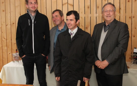 Freuten sich über ein gelungenes Fest - und ein gelungenes Projekt: Lukas Dobler, Bauleiter bei Rhomberg Bau, Erich Mayer, Geschäftsführer der Wohnbauselbsthilfe, Bürgermeister Martin Summer und Pfarrer Wilfried M. Blum (v. l. n. r.).