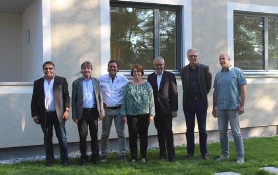 Erwarten die neuen Mieter (v. l. n. r.): Gemeinderat Erich Gisinger, Bürgermeister Fritz Maierhofer, Vizebürgermeister Gerd Hölzl (alle Gemeinde Koblach), AH Prokuristin Alexandra Schalegg, Landesstatthalter Mag. Karlheinz Rüdisser, Architekt DI Reinhard Drexel und Rhomberg Bau Projektleiter DI Bernd Raica.