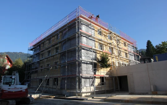 Vergangene Woche wurde im Wohnquartier Schwarzen, Alberschwende, bei Haus C die Dachgleiche gefeiert. Auch in den anderen drei Gebäudekörpern der modernen Wohnanlage geht es planmäßig voran. Vergangene Woche wurde im Wohnquartier Schwarzen, Alberschwende, bei Haus C die Dachgleiche gefeiert. Auch in den anderen drei Gebäudekörpern der modernen Wohnanlage geht es planmäßig voran.