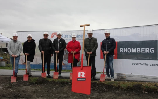 Gemeinsam für ein kleines, feines Bauprojekt in Mäder (v. l. n. r.): Peter Haimerl (Rhomberg Bau), Georg Lora und Markus Dorner (Dorner\Matt), Christian Jauk (Rhomberg Bau), Alexandra Schalegg (Alpenländische), Bürgermeister Rainer Siegele und Markus Allgäuer (Alpenländische). Gemeinsam für ein kleines, feines Bauprojekt in Mäder (v. l. n. r.): Peter Haimerl (Rhomberg Bau), Georg Lora und Markus Dorner (Dorner\Matt), Christian Jauk (Rhomberg Bau), Alexandra Schalegg (Alpenländische), Bürgermeister Rainer Siegele und Markus Allgäuer (Alpenländische).