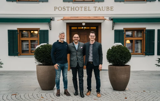 Haben das geschichtsträchtige Posthotel Taube einer zeitgemäßen Neugestaltung unterworfen (v. l. n. r.): Manfred Zitz von Rhomberg Bau, Eigentümervertreter Philipp Rhomberg und Daniel Mohr, Rhomberg Bau. Bild: Rhomberg Bau