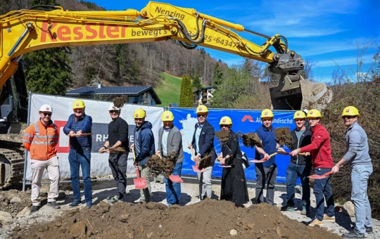 Strahlten mit der Sonne um die Wette: Vertreter:innen von Bauherrin, Generalunternehmen und Gemeinde beim Spatenstich von Alpenländischer und Rhomberg Bau in Tschagguns. Bild: Alpenländische@Julienne Speckle