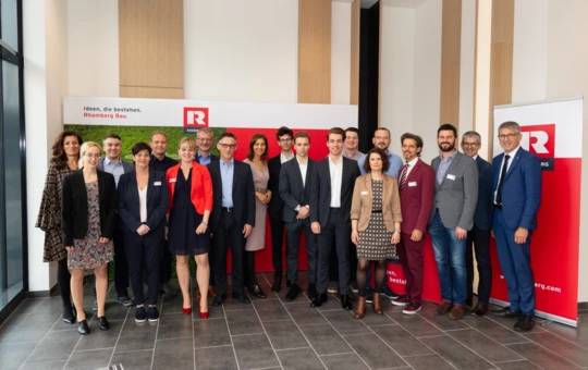 Das Rhomberg Bau Team der Niederlassung Wien mit CEO Ernst Thurnher sowie Geschäftsführer Martin Summer im neuen Bürogebäude am Wiener Hauptbahnhof. Das Rhomberg Bau Team der Niederlassung Wien mit CEO Ernst Thurnher sowie Geschäftsführer Martin Summer im neuen Bürogebäude am Wiener Hauptbahnhof.