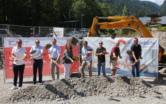 Läuteten gemeinsam den Baustart ein (v. l. n. r.): Markus Allgäuer (AH), Christian Jauk (Rhomberg Bau), Bürgermeister Florian Küng, Alexandra Schalegg (AH), die Architekten Wolfgang Schmieder und Gerd Fischer, Dietmar Schuchter (Bau KG) und Raphael Peter (Rhomberg Bau).