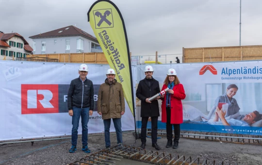 Die BU lautet: Legten den Grundstein für das Rheindorf Lustenau (v. l. n. r.): Martin Summer, Rhomberg Bau, Kurt Fischer, Bürgermeister Lustenau, Lukas Hopfner, Raiffeisenbank Im Rheintal, und Alexandra Schalegg, Alpenländische Gemeinnützige WohnbauGmbH.