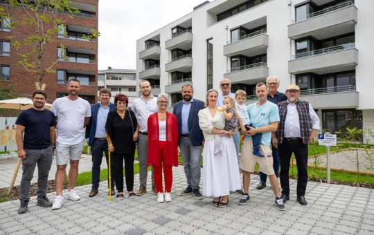 Freuten sich über den erfolgreichen Abschluss des gemeinsamen Bauprojekts: Bauherrin Pia Lengauer (Mitte, in Rot) mit Rhomberg Bau-Geschäftsführer Daniel Leitinger (3. v. l.), Architekt Reinhard Drexel (2. v. r.), Bürgermeister Markus Fäßler (7. v. l.) sowie Familienmitgliedern und Freunden. Bildnachweis: Rhomberg Bau Freuten sich über den erfolgreichen Abschluss des gemeinsamen Bauprojekts: Bauherrin Pia Lengauer (Mitte, in Rot) mit Rhomberg Bau-Geschäftsführer Daniel Leitinger (3. v. l.), Architekt Reinhard Drexel (2. v. r.), Bürgermeister Markus Fäßler (7. v. l.) sowie Familienmitgliedern und Freunden. Bildnachweis: Rhomberg Bau