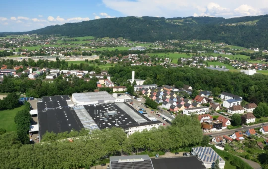 Das Kunert-Areal im Lindauer Stadtteil Zech: ein Grundstück, mit dem sich die Unternehmensphilosophie von Rhomberg Bau, bereits genutzte städtische Flächen nachzunutzen und zu entwickeln, bestens umsetzen lässt. Fotonachweis: www.luftaufnahmen.bayern
Das Kunert-Areal im Lindauer Stadtteil Zech: ein Grundstück, mit dem sich die Unternehmensphilosophie von Rhomberg Bau, bereits genutzte städtische Flächen nachzunutzen und zu entwickeln, bestens umsetzen lässt. Fotonachweis: www.luftaufnahmen.bayern