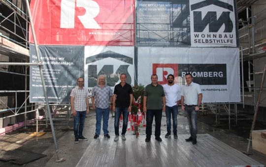 Feierten gemeinsam mit den Handwerkern die Dachgleiche (v. l. n. r.): Jürgen Loacker und Roland Obrist von der Wohnbauselbsthilfe (WH), Bürgermeister Dieter Egger, WH-Geschäftsführer Erich Mayer sowie Gökhan Ülker und Harald Hutter von Rhomberg Bau. Bildnachweis: Rhomberg Bau Feierten gemeinsam mit den Handwerkern die Dachgleiche (v. l. n. r.): Jürgen Loacker und Roland Obrist von der Wohnbauselbsthilfe (WH), Bürgermeister Dieter Egger, WH-Geschäftsführer Erich Mayer sowie Gökhan Ülker und Harald Hutter von Rhomberg Bau. Bildnachweis: Rhomberg Bau