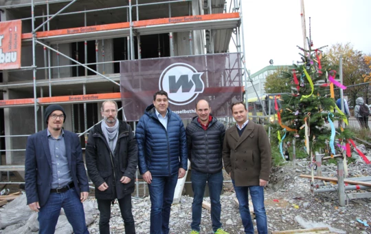 Schaffen gemeinsam attraktiven Wohnraum für Hard (v. l. n. r.): David Wuggenig (i+R Wohnbau), Architekt Stephan Michel, Bürgermeister Harald Köhlmeier, Josef Jenny (Wohnbauselbsthilfe) und Gerhard Vonbank (Rhomberg Bau) Schaffen gemeinsam attraktiven Wohnraum für Hard (v. l. n. r.): David Wuggenig (i+R Wohnbau), Architekt Stephan Michel, Bürgermeister Harald Köhlmeier, Josef Jenny (Wohnbauselbsthilfe) und Gerhard Vonbank (Rhomberg Bau)
