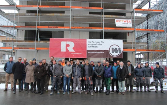 Partenens Vize-Bürgermeisterin Ruth Tschofen und Wohnbauselbsthilfe-Geschäftsführer Thomas Schöpf feiern gemeinsam mit Vertretern von Rhomberg Bau sowie Handwerkern die Firstfeier. Partenens Vize-Bürgermeisterin Ruth Tschofen und Wohnbauselbsthilfe-Geschäftsführer Thomas Schöpf feiern gemeinsam mit Vertretern von Rhomberg Bau sowie Handwerkern die Firstfeier.
