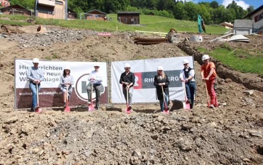 Spatenstich mit Abstand: Die Verantwortlichen um WS-Geschäftsführer Thomas Schöpf (2. v. r.), Christian Jauk von Rhomberg Bau (3. v. l.) und Bürgermeisterin Luzia Martin-Gabriel (3. v. r.) beim offiziellen Baustart in Sonntag-Bühl. Spatenstich mit Abstand: Die Verantwortlichen um WS-Geschäftsführer Thomas Schöpf (2. v. r.), Christian Jauk von Rhomberg Bau (3. v. l.) und Bürgermeisterin Luzia Martin-Gabriel (3. v. r.) beim offiziellen Baustart in Sonntag-Bühl.