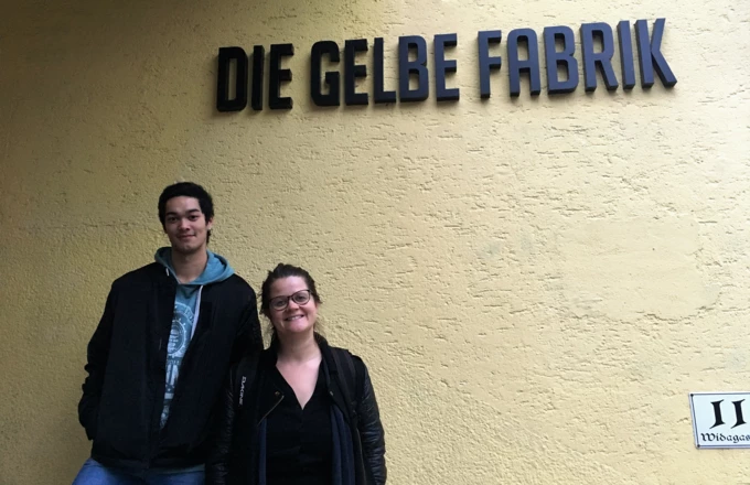 Sara Bonetti, die Betreiberin der «Gelben Fabrik», und unser Patenkind Christian