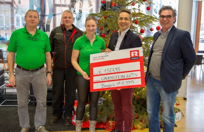 Weihnachtsengel Hubert Rhomberg (2. v. r.) und Helmut Salzgeber (r.) (beide Rhomberg Gruppe) übergaben ihre Spende an Erich Fritz, Artur Heim und Stefanie Burtscher (v. l. n. r.) von „Gauenstein Aktiv“.