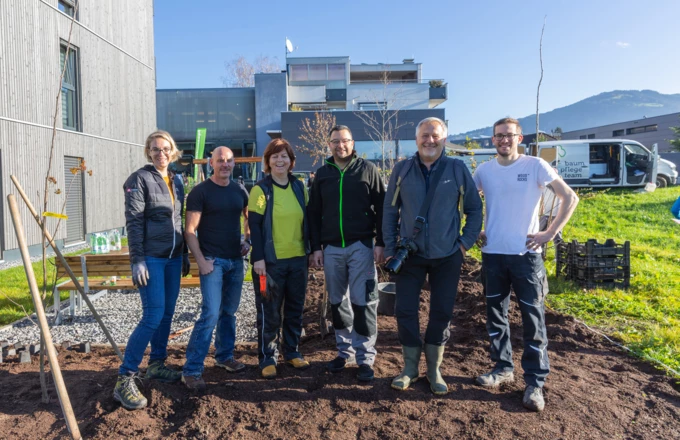 Katharina Fuchs, Stefan Mittersteiner und Andrea Moosbrugger von Rhomberg Bau waren gemeinsam mit Grundstücksbesitzer und Sponsor Stefan Raggl, Naturfotograf Conrad Amber und Martin Rohner von WoodRocks Bau im Einsatz für den Klimaschutz.
