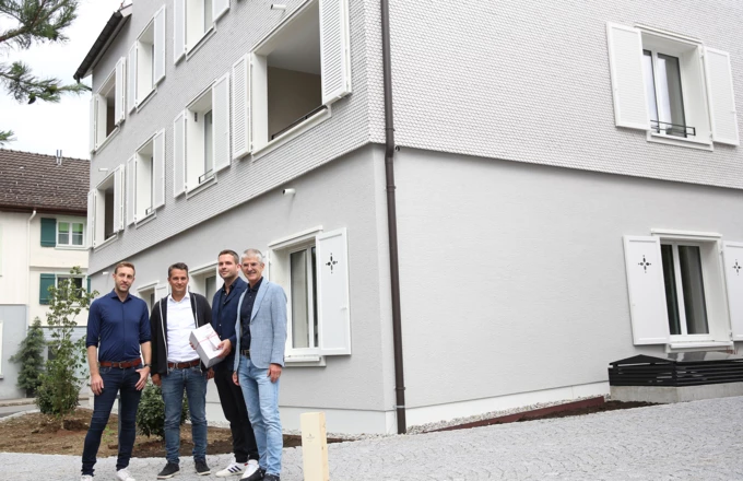 Freuten sich gemeinsam über den erfolgreichen Abschluss des Bauvorhabens „Kohler Quartier“ (v. l. n. r.): Projektleiter Hannes Natter und Tobias Vonach von Rhomberg Bau mit Bauherr Florian Schertler sowie Ernst Thurnher, Geschäftsführer der Rhomberg Gruppe. Bildnachweis: Rhomberg Bau
