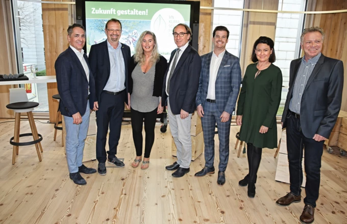 v.l.n.r.: Hubert Rhomberg, Bgm. Rainer Siegele, VN-Klimaschutzprojektleiterin Verena Daum, LR Johannes Rauch, IV-GF Mathias Burtscher, Moderatorin Angelika Böhler, GF Gerhard Günther (vkw innovation hub)