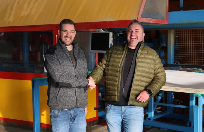 Freuen sich sichtlich über die zukünftig noch engere Zusammenarbeit: Tim Garschke (l.) und Christian Milz (r.), jetzt beide von Sohm Holzbau. Bild: Sohm Holzbau