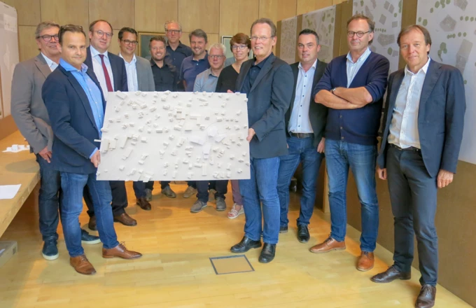 Die Jury des Architektenwettbewerbs präsentiert das Siegerprojekt von Dworzak-Grabher für das neue Gebäudeensemble für Lustenauer Ortsteilzentrum Rheindorf. (Es fehlt: Jurymitglied Ing. Wilhelm Muzyczyn.)