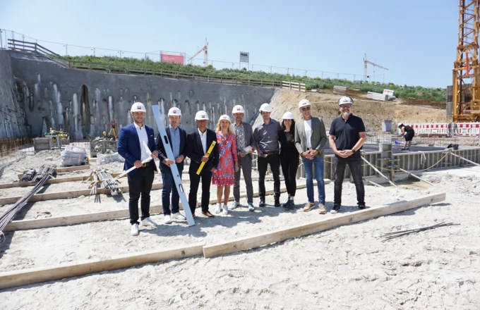 (v.l.n.r.) Philipp Ludwig (Rhomberg Bau), Markus Wiedemann (Amt für Tiefbau und Verkehr, Stadt Kempten), Klaus Knoll (2. Bürgermeister, Stadt Kempten), Elke Holldorf, Joachim Nägele (beide Rhomberg Bau), Robert Stachel, Laura Fullone, (beide Hagspiel Stachel Uhlig Architekten), Edwin Münsch und Jens Jachmann (beide Gebr. Filgis) freuen sich über die Grundsteinlegung des neuen Mehrfamilienhauses in Kempten.
