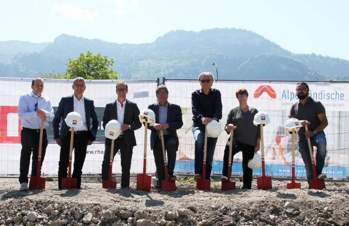 Gruppenbild mit Spaten: Christian Jauk und Martin Summer von Rhomberg Bau, Bürgermeister Dieter Egger, AH-Geschäftsführer Ing. Wilhelm Muzyczyn, Architekt DI Reinhard Drexel, Alexandra Schalegg von der Alpenländischen sowie Rhomberg-Bauleiter Gökhan Ülker feierten bei strahlendem Sonnenschein den Baustart der Wohnanlage in der Wasenstraße.
