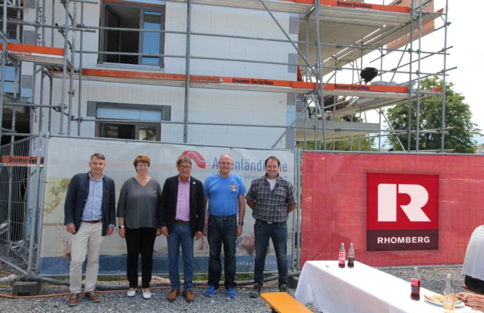 Hatten auch ohne Firstfeier viel Freude an der Rohbaufertigstellung der Wohnanlage in Fußach (v. l. n. r.): Architekt Dipl.-Ing. Jürgen Matt MSc ZT, Projektleiterin Alexandra Schalegg von der AH, AH-Geschäftsführer Ing. Wilhelm Muzyczyn, Kurt Schönberger vom Gemeindeamt Fußach und Rhomberg Bau Projektleiter Peter Haimerl.
