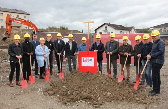 Haben Großes vor: Verantwortliche von Bauherr Wohnbauselbsthilfe, Generalunternehmer Rhomberg Bau, Gemeinde und Pfarre Lauterach beim Spatenstich für die Wohnanlage in der Neubaugasse in Lauterach.