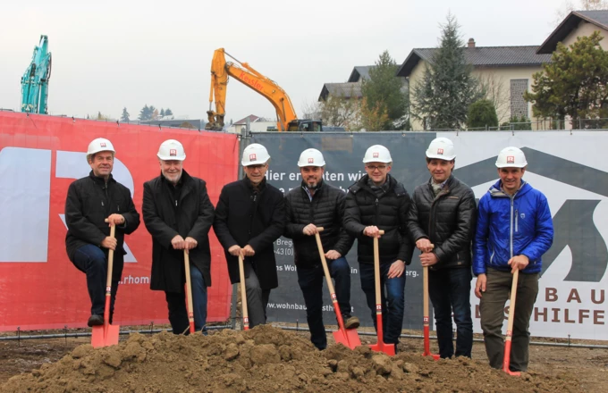 Schaffen gemeinsam neuen, leistbaren Wohnraum in der Feldkircher Heldenstraße (v. l. n. r.): Erich Mayer (WSH), Josef Mähr (Ortsvorsteher Feldkirch Altenstadt), Thomas Schöpf (WSH), Harald Hutter (Rhomberg Bau), Daniel Chronst (Architekt), Dieter Vetter (Architekt), Josef Jenny (WSH).