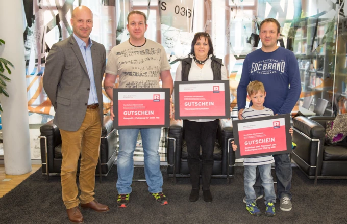 v.l.n.r.: Geschäftsführer Rupert Grienberger mit den „Glückspilzen“ Emanuel Köhlmeier, Petra Rauchegger und Harald Schuler mit Sohn.