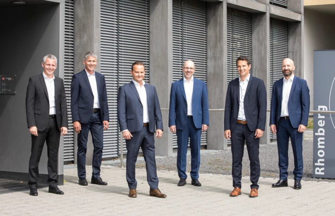 Gemeinsam mit dem vorgeschriebenen Abstand für Rhomberg Bau: Das neue Führungsteam Matthias Moosbrugger, Martin Summer, Gerhard Vonbank, Jürgen Jussel, Tobias Vonach und Rupert Grienberger (v. l. n. r.).
Quelle: Walser Image
