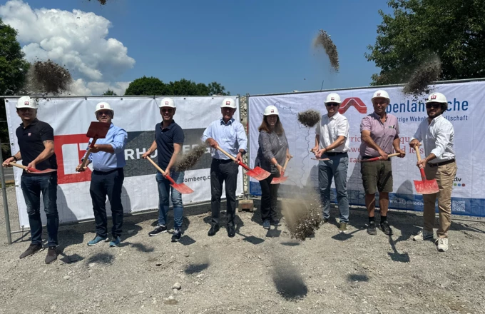 Strahlende Gesichter bei strahlendem Sonnenschein (v.l.n.r.): Martin Kohler (Rhomberg Bau), Ortsvorsteher Peter Stieger, Markus Allgäuer (AGW), Bürgermeister Wolfgang Matt, Alexandra Schalegg (AGW), Christian Jauk (Rhomberg Bau), Wilhelm Hager (Hager Plan GmbH) und Luca Ordonselli (Dorner\Matt\Architekten).