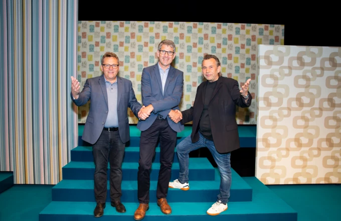 Vorhang auf für die Kulturförderung: Augustin Jagg (links) und Hubert Dragaschnig (rechts) vom Theater Kosmos heißen Geschäftsführer Martin Summer vom Sponsor Rhomberg Bau in ihrer Mitte willkommen.