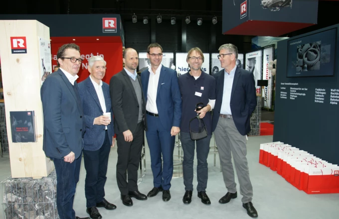 Bei der Eröffnung der com:bau (v.l.): Wirtschaftskammer-Präsident Hans-Peter Metzler, Kommerzialrat Walter-Heinz Rhomberg, Landesrat Marco Tittler, Landeshauptmann Markus Wallner, Jürgen Zankovitsch (Rhomberg Bau), Rhomberg Bau Geschäftsführer Martin Summer.