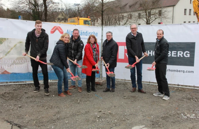 Der Spatenstich in Gisingen fand noch statt: Verantwortliche von Alpenländischer, Rhomberg Bau, Gemeinde und Architekt auf dem Baufeld in der Oberaustraße.