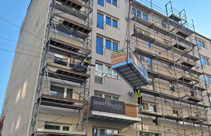 Für das Verheben und Montieren der ersten „Essbar“-Balkone in Wien-Favoriten hat Rhomberg Bau Wien gerade einmal 20 Minuten pro Einheit benötigt.
Bild: Rhomberg Bau Wien