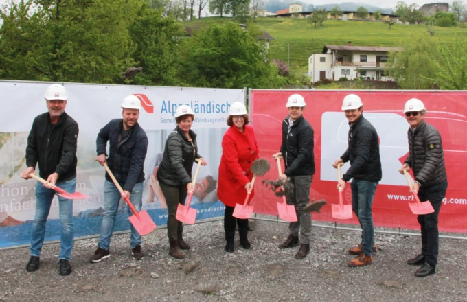 Tatkräftig beim Spatenstich (v.l.n.r.): Michael Wäger (Amtsleiter Gemeinde Schlins), Markus Allgäuer (AH), Bürgermeisterin Gabriele Mähr, AH Prokuristin Schalegg Alexandra, Christian Jauk, Martin Kohler, Architekt DI Gross Dieter.