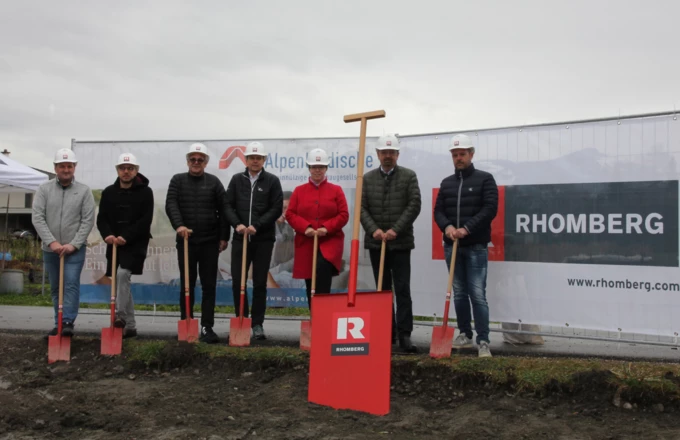 Gemeinsam für ein kleines, feines Bauprojekt in Mäder (v. l. n. r.): Peter Haimerl (Rhomberg Bau), Georg Lora und Markus Dorner (Dorner\Matt), Christian Jauk (Rhomberg Bau), Alexandra Schalegg (Alpenländische), Bürgermeister Rainer Siegele und Markus Allgäuer (Alpenländische).