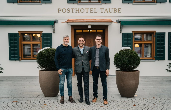 Haben das geschichtsträchtige Posthotel Taube einer zeitgemäßen Neugestaltung unterworfen (v. l. n. r.): Manfred Zitz von Rhomberg Bau, Eigentümervertreter Philipp Rhomberg und Daniel Mohr, Rhomberg Bau. Bild: Rhomberg Bau