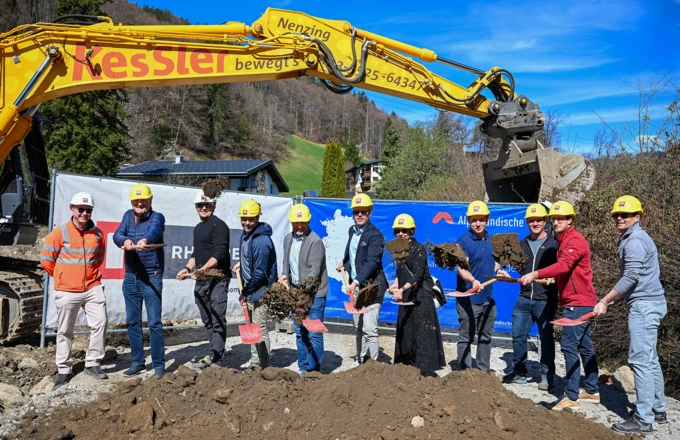 Strahlten mit der Sonne um die Wette: Vertreter:innen von Bauherrin, Generalunternehmen und Gemeinde beim Spatenstich von Alpenländischer und Rhomberg Bau in Tschagguns. Bild: Alpenländische@Julienne Speckle