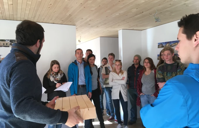 Exkursion durch die Wohnanlage Blattur in Götzis: Alexander Hilbe infomiert die Studierenden der FH-Salzburg.