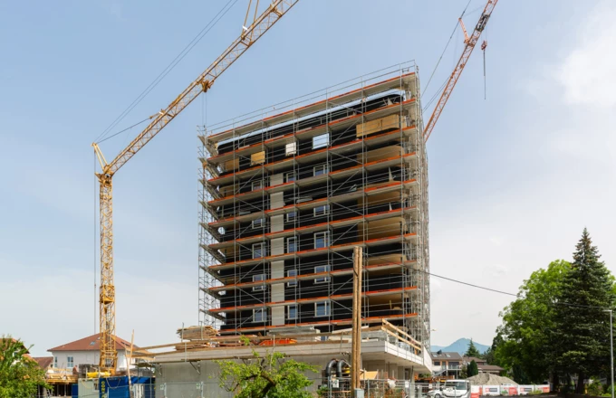 Höhepunkt erreicht: Das Errichten des kompletten, achtstöckigen Holzgebäudes im neuen Lustenauer „Rheindorf“ hat lediglich gut zwei Wochen gedauert.