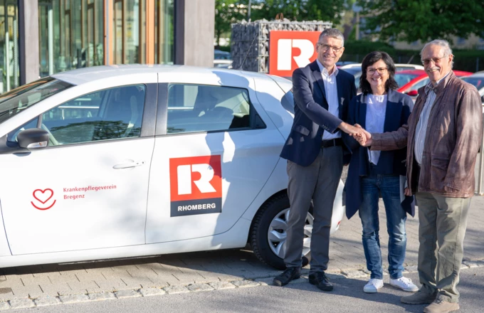 Ein sonniger Tag für (v.l.n.r.:) Martin Summer (GF Rhomberg), Marion Steiner (Leiterin MOHI) und Herbert Vonmetz (Obmann-Stv. Bregenzer Krankenpflegeverein)