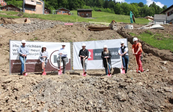 Spatenstich mit Abstand: Die Verantwortlichen um WS-Geschäftsführer Thomas Schöpf (2. v. r.), Christian Jauk von Rhomberg Bau (3. v. l.) und Bürgermeisterin Luzia Martin-Gabriel (3. v. r.) beim offiziellen Baustart in Sonntag-Bühl.