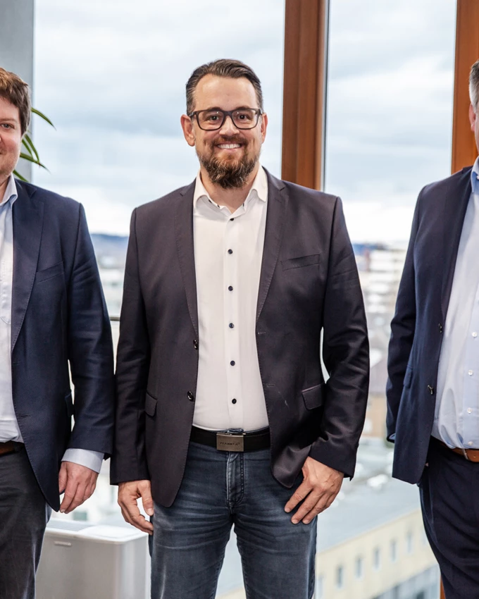 v. l. n. r.: Daniel Leitinger, Geschäftsführer Rhomberg Bau, vplus-Geschäftsführer Bernd Wehinger und OIKOS-Mitgesellschafter Michael Helm bei der Unterschrift des Gesellschaftervertrags für die neue RhOi Beteiligungs GmbH. Bild: Rhomberg Bau