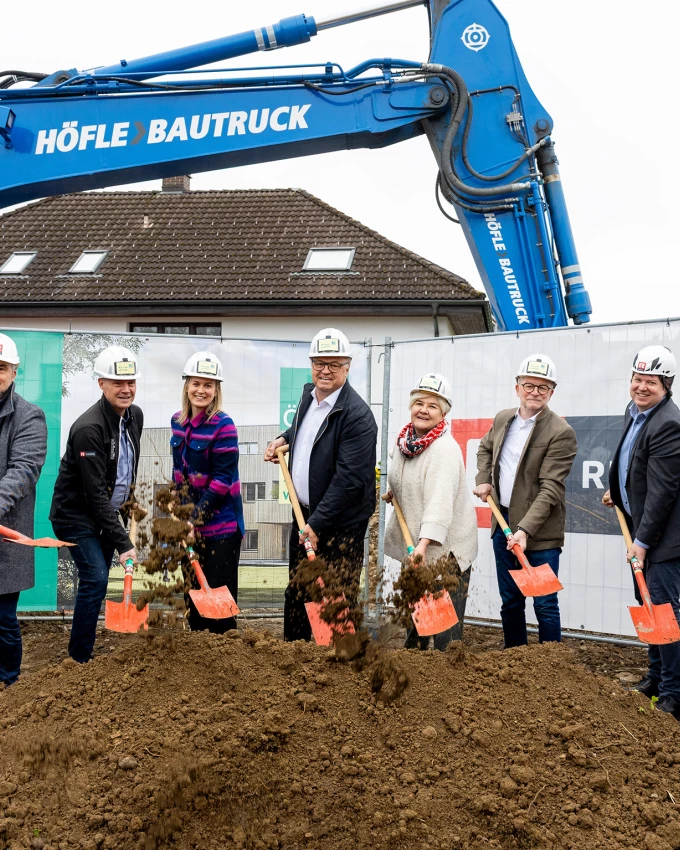 Verantwortliche von Bauherr, Generalunternehmen und Gemeinde beim offiziellen Spatenstich zum ersten gemeinsamen Wohnbauprojekt von ÖSW und Rhomberg Bau in Vorarlberg. Bild: Rhomberg Bau